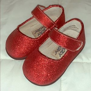 Size 4 toddler glitter squeaky shoes. Itzy Bitzy